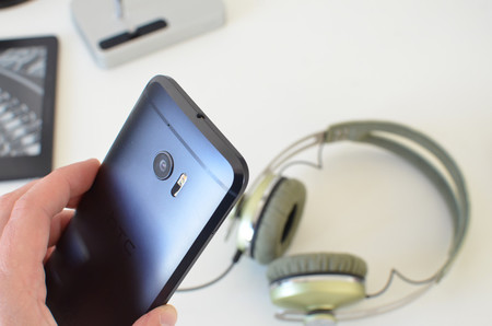 HTC interrumpe la actualización del HTC 10 a Nougat, reanudarán el proceso en tres semanas