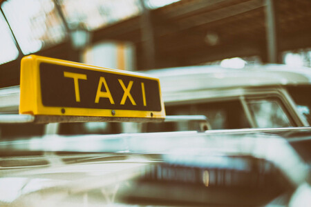Un conductor da positivo en alcoholemia, llama un a taxi para que le recoja... y el taxista triplicaba la tasa permitida