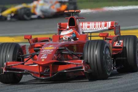Pole para Raikkonen y primera fila para Alonso