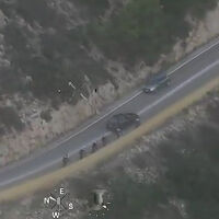 El adelantamiento más irresponsable, en vídeo: a seis ciclistas en fila, sin visibilidad y con coches de frente