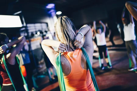 Calistenia con bandas elásticas: 10 movimientos básicos para pasar de cero a pro