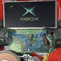 YouTuber serra o Xbox, cola componentes com fita adesiva e, de repente, tem um console portátil funcionando 