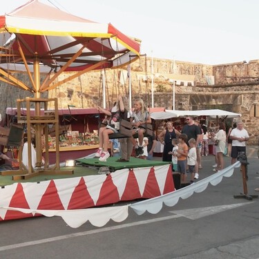 Último día para visitar el mercadillo medieval que se celebra en un castillo junto al Mediterráneo: decenas de puestos de artesanía, comida y pasacalles