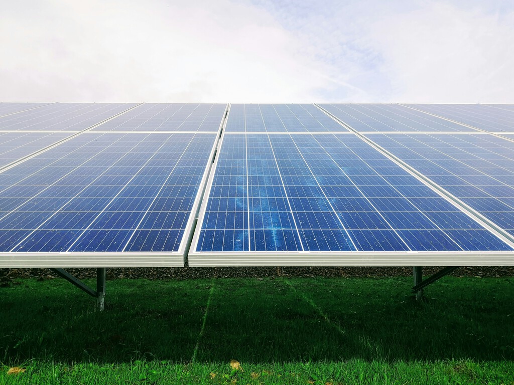 El barrio de Maradona sufre apagones. Su apuesta para evitarlos: 134 paneles solares conectados directamente a la red