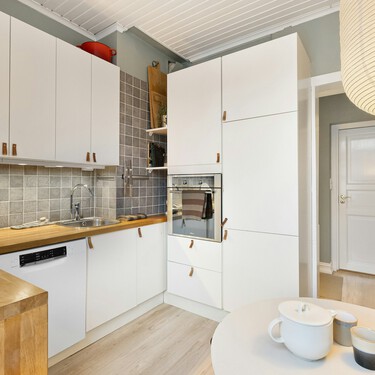 No ocupa espacio y cabe en cualquier rincón: así es el cubo de basura ideal para cocinas escasas de espacio