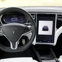 Tesla admite el fallo que deja KO la pantalla de los Model S y Model X, y aumenta su garantía