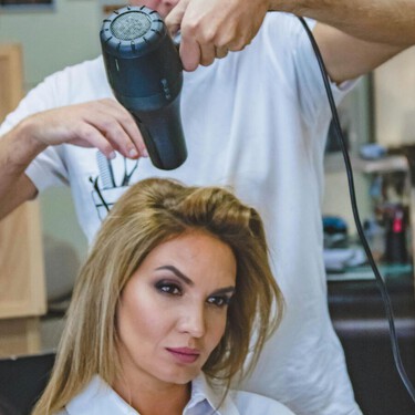 Así se usa el secador de pelo para evitar el encrespamiento, según un peluquero experto 