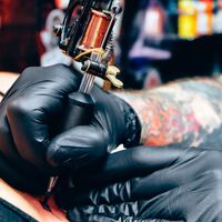 Trabalhar sete dias por semana nesta startup de IA não era comprometimento suficiente; eles também exigiam uma tatuagem obrigatória 