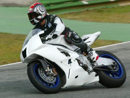 Más fotos exclusivas de la Aprilia V4 en Jerez