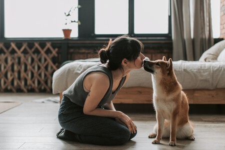 Una chica junto a su perro
