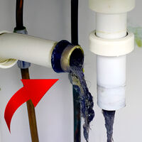 Vivir en departamento hace más comunes los atascos de agua: esto dice un plomero