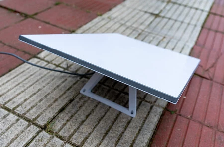 El kit estándar viene con un pie para la antena. Debe colocarse a cielo abierto