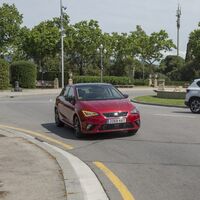 ¿Cuándo es necesario usar el intermitente en las rotondas y cuándo no? Más de la mitad de los conductores aún los utiliza mal