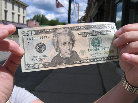 Frente a la inercia, el dólar sigue subiendo