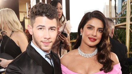 Nick Jonas suma un detalle western a su look en negro para los Golden Globes
