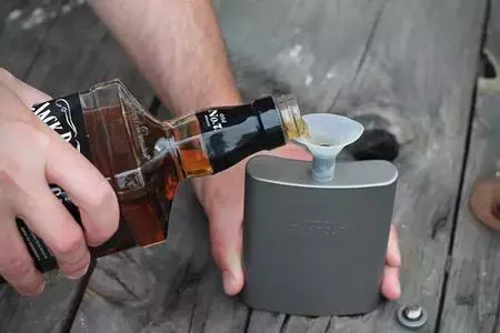 Vargo, elegante pachita para tu bebida favorita