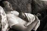 Dormir en el sofá y muerte súbita del bebé: un nuevo estudio confirma la relación 