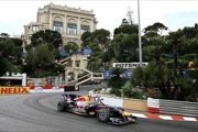 mark-webber-se-pasea-por-las-calles-de-monaco.jpeg