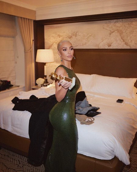Kim Kardashian y su declaración de amor a Pete Davidson en la boda de Kourtney Kardashian a través de sus uñas