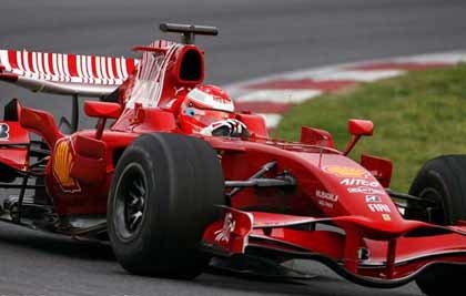 Schumacher lidera los tiempos en Barcelona