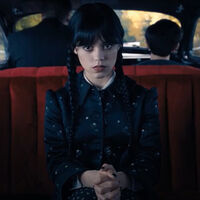 Así es el coche de 'Miércoles': la limusina gótica hecha a medida de la serie que revienta en Netflix