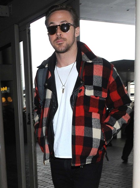 Ryan Gosling, del esmoquin a la cazadora de cuadros en un chasquido