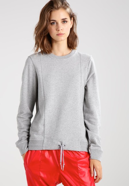 40% de descuento en esta sudadera deportiva de Nike Sportswear: ahora 23,95 euros en Zalando