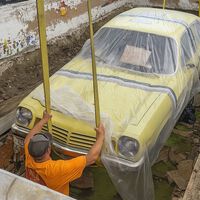 Enterraron un coche nuevo en 1975 para hacer una cápsula del tiempo. Medio siglo después, este clásico maldito ha vuelto a ver la luz