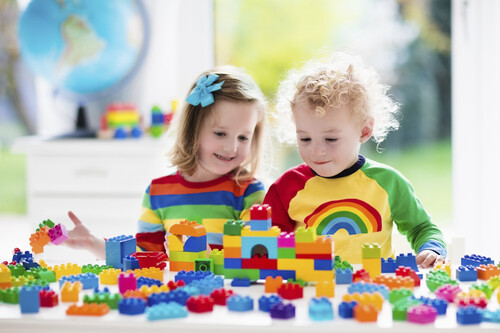 Gemelos y mellizos: ¿juntos o separados en clase?