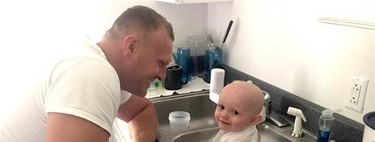 Un oficial de policía baña a un bebé que estaba cubierto en vómito tras arrestar a su madre que conducía borracha