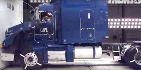 Claro, también se hacen crash-test de camiones y autobuses. En estos casos da bastante miedo