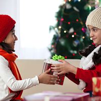 "A él le han traído más": cómo gestionar las comparaciones entre niños estas Navidades sin romper la magia ni la autoestima 