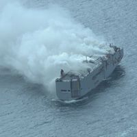 Mover coches eléctricos en barco se está convirtiendo en un problema enorme: otro carguero lleva cinco días ardiendo
