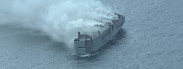 Mover coches eléctricos en barco se está convirtiendo en un problema enorme: otro carguero lleva cinco días ardiendo