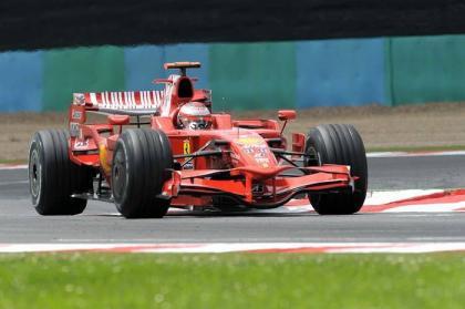 Raikonnen le birla la pole a Massa