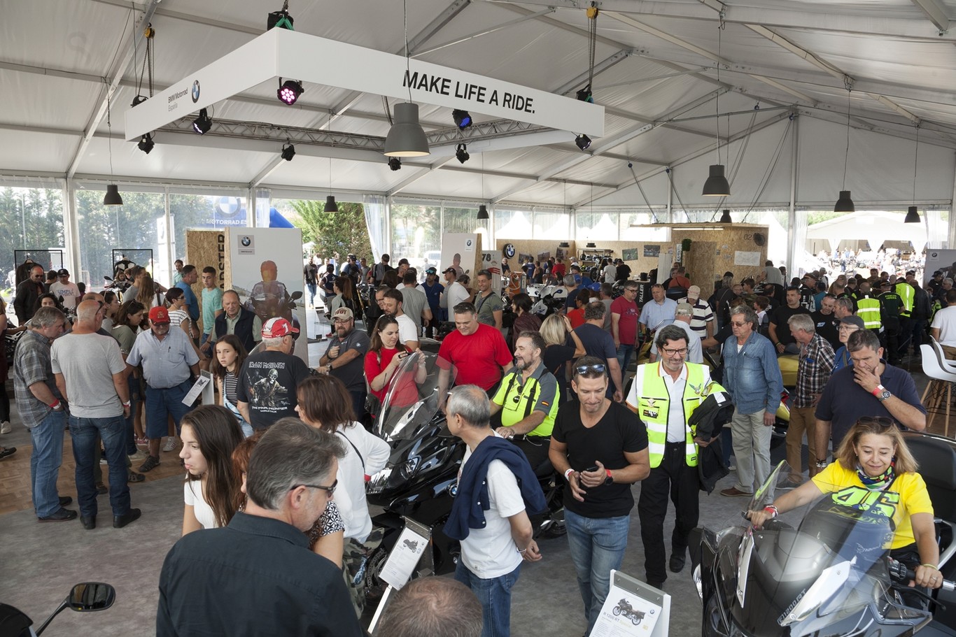 Hemos asistido al BMW Motorrad Days Sabiñánigo, y el cambio de ubicación ha sido un acierto absoluto