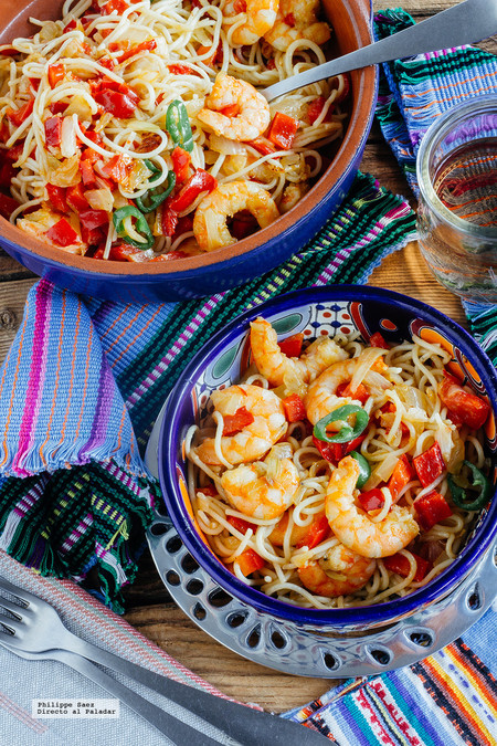 Espaguetis con langostinos a la mexicana. Receta mexicana fácil