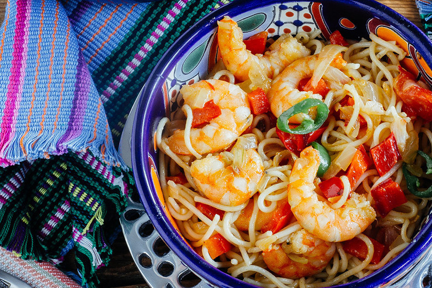 Espaguetis con langostinos a la mexicana. Receta mexicana fácil