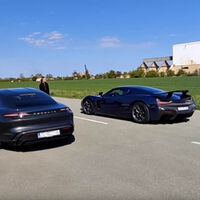 ¡Brutal! El Rimac C_Two le quita las pegatinas al Porsche Taycan Turbo S en este vídeo 
