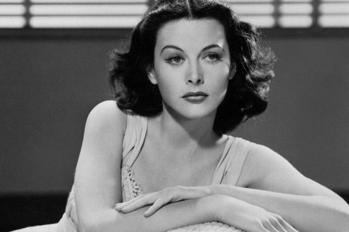 Hedy Lamarr, la actriz y tenaz inventora que sentó las bases de los coches autónomos combatiendo el nazismo