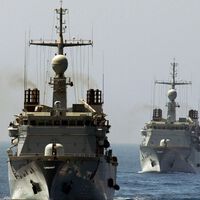Enquanto 70.000 pessoas cruzavam a fronteira de Ceuta, Marrocos abria uma segunda frente com canhões: os seus navios de guerra entraram na Espanha 