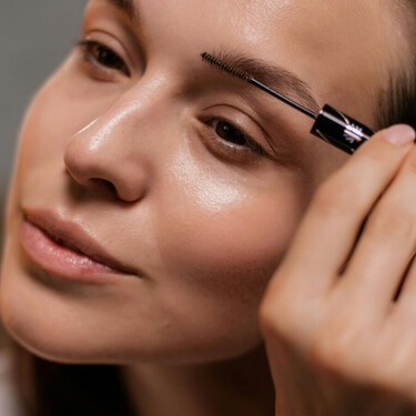 Si notas que tus cejas tienen calvas, lo ideal es rellenar con un lápiz que recree pelos en cada trazo