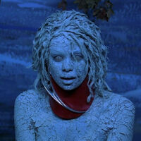 La surrealista y divisiva película de ciencia ficción que fue un éxito pero hoy pocos recuerdan. Hoy en TV, una arrolladora obra de culto de Jennifer Lopez 