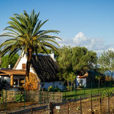 No está masificado y lo tiene todo: este pueblo valenciano con lagos y una playa eterna es el destino de verano perfecto