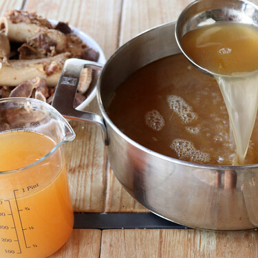 El caldo de huesos el último superalimento de moda: esto es lo que dice la ciencia sobre sus propiedades