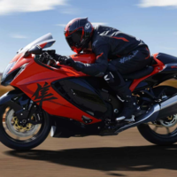 Há 30 anos, marcas japonesas fizeram um pacto: nenhuma moto ultrapassaria os 300 km/h; então chegou a Suzuki Hayabusa a quase 450 km/h 