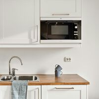 Así de fácil es acabar con la suciedad acumulada en el microondas: este truco imita la función estrella de los hornos modernos 