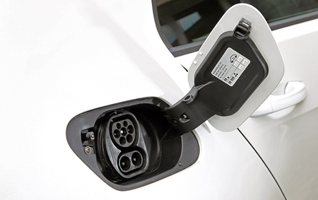 Volkswagen e-Golf 03