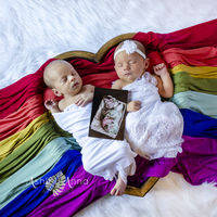 La preciosa imagen de unos mellizos arcoíris con la fotografía en memoria de su hermana mayor