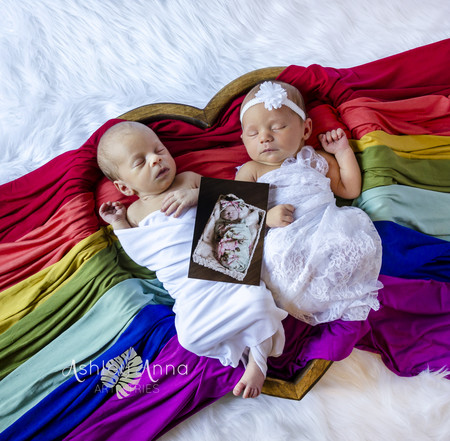 La preciosa imagen de unos mellizos arcoíris con la fotografía en memoria de su hermana mayor